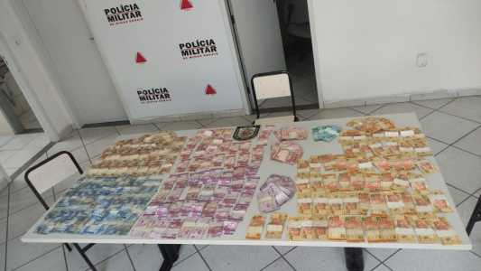 Foto mostra cédulas apreendidas com suspeito de tráfico em MG