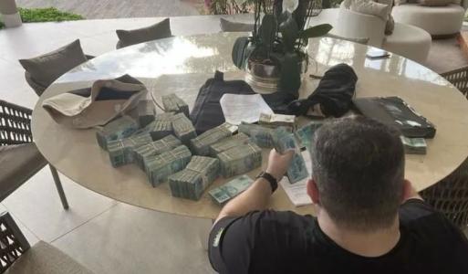 Dinheiro, composto por maços de notas de R$ 100, levou seis horas para ser contabilizado