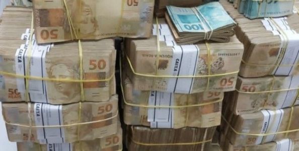 A alta do dólar e a queda da atividade econômica devem levar à redução do déficit das contas externas do Brasil.