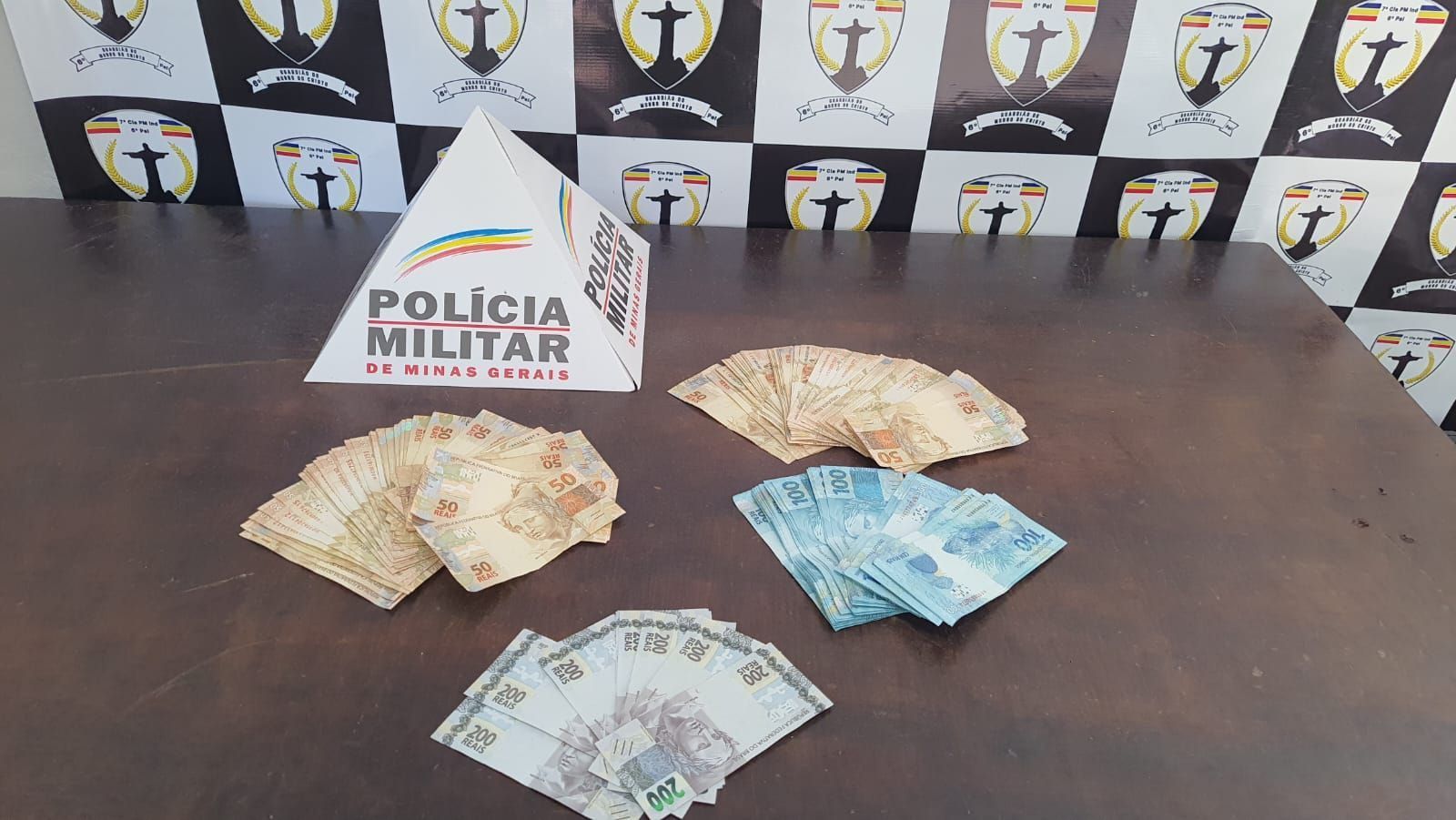 Ladrão agride aposentado, rouba R$ 15 mil e esconde dinheiro em cemitério de MG