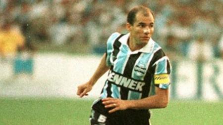 Dinho foi campeão da Copa do Brasil e Libertadores pelo Grêmio