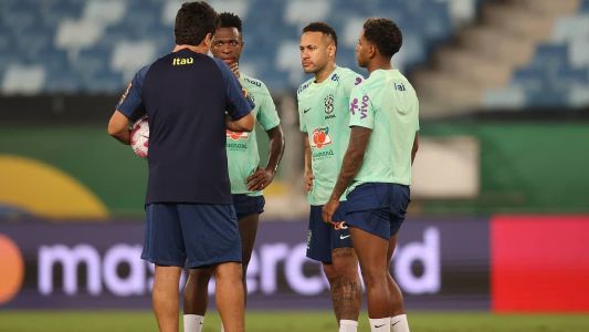 Diniz conversa com Vini Jr., Neymar e Rodrygo em treino na Arena Pantanal