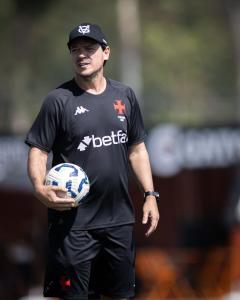 Fernando Diniz deve só voltar João Victor ao time titular diante do Atlético
