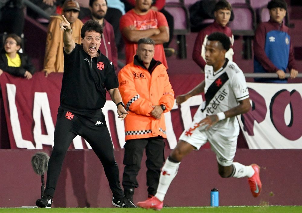 Estreante, Fernando Diniz dá seu parecer sobre o elenco do Vasco