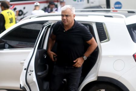 Vinicius Diniz chegando em jogo do Santa Cruz no Arruda, no Recife