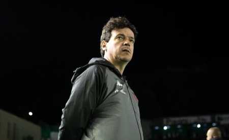 Fernando Diniz em jogo do Vasco no Brasileirão de 2025
