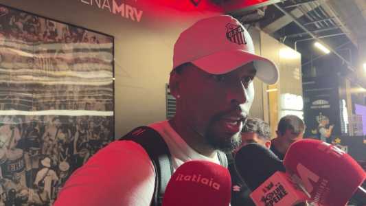 Diógenes, do Santos, em zona mista na Arena MRV após empate com Atlético