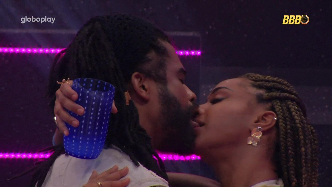 Diogo e Aline se beijam no BBB 25, trocam papo 'quente' e detalhe chama atenção