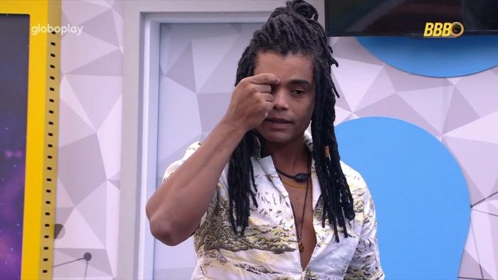 Diogo Almeida exibe mancha branca no rosto Diogo Almeida exibe mancha branca no rosto