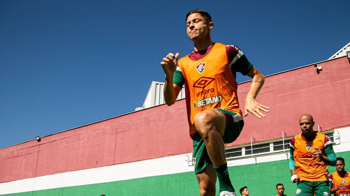 Diogo Barbosa destaca disputa com Marcelo no Fluminense: 'Messi da posição'