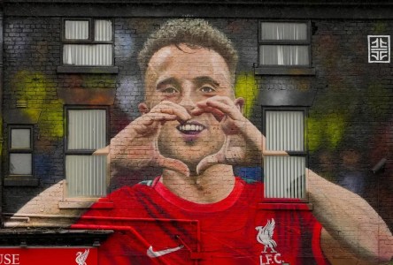 Torcedores do Liverpool homenageiam Diogo Jota com mural ao lado do Anfield