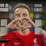 Torcedores do Liverpool homenageiam Diogo Jota com mural próximo ao Anfield