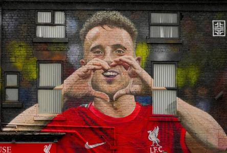 Torcedores do Liverpool homenageiam Diogo Jota com mural ao lado do Anfield