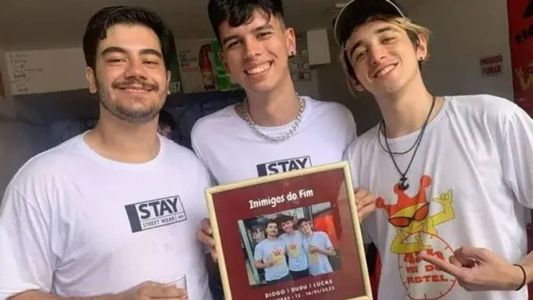 Diogo, Lucas e Dudu receberam uma placa do dono do Rei do Pastel e apoio de dezenas de pessoas e empresas