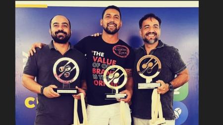 Dionathan Antunes, ao centro, ladeado pelo segundo colocado, José Augusto Naves e o terceiro colocado, Edimilson Batista