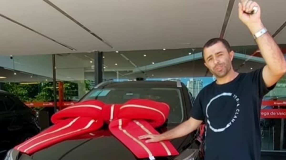 Motorista que atropelou e socorreu Kayky Brito celebra carro novo