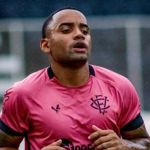 Jogador é furtado ao atender torcedores para fotos na arquibancada de estádio 