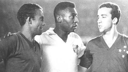 Dirceu Lopes, Pelé e Tostão lado a lado após duelo entre Cruzeiro e Santos pela Taça Brasil de 1966 • Cruzeiro/Divulgação