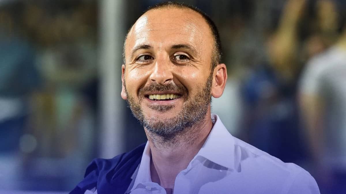 Diretor da Inter de Milão admite usar conta fake para seguir esposas de jogadores