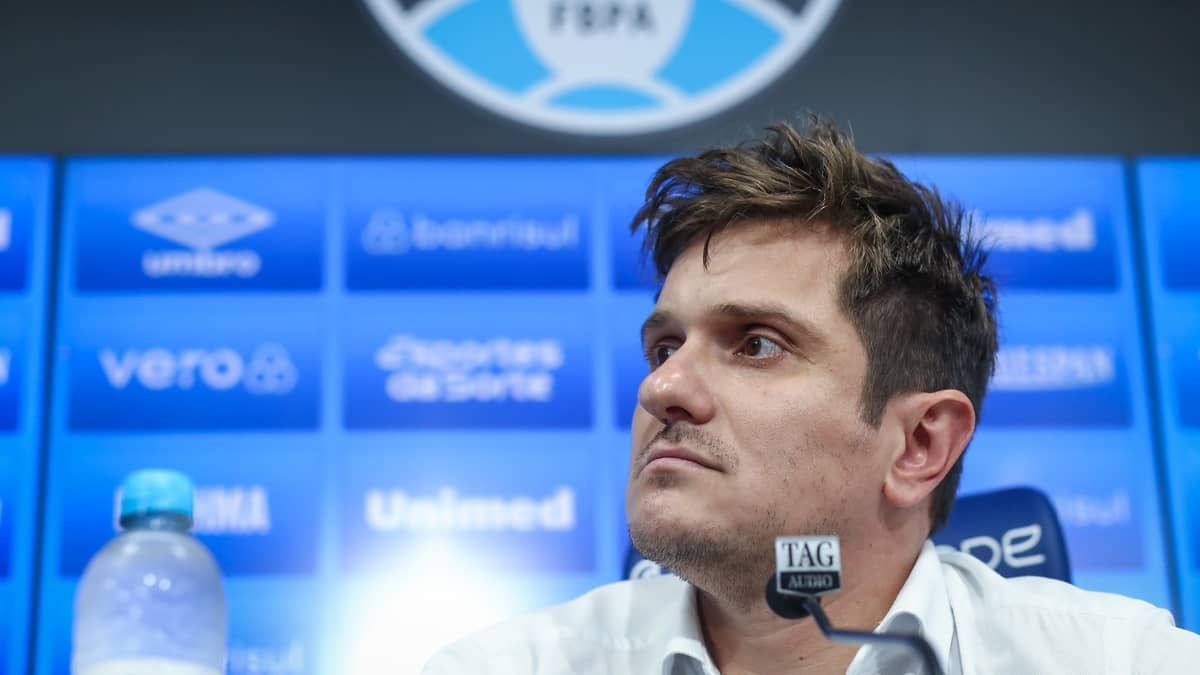 Direção do Grêmio evita falar sobre o caso Adriel: 'Assunto do presidente'