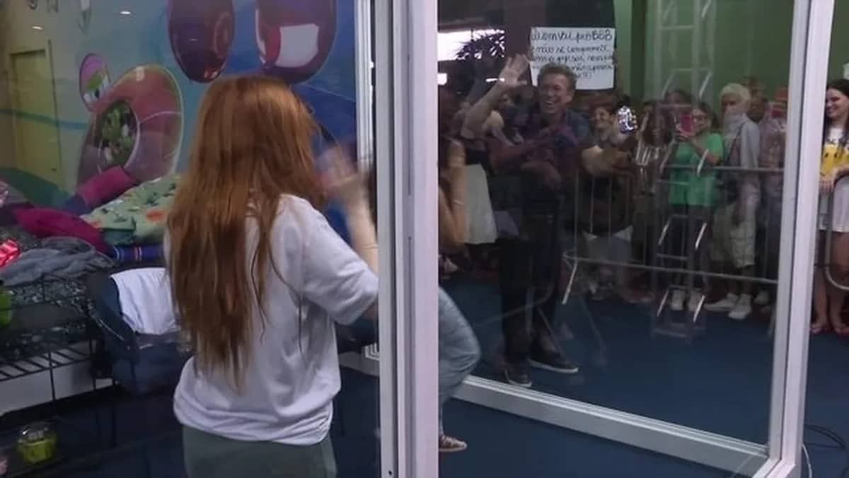 BBB 23: Boninho aparece de surpresa na Casa de Vidro; assista