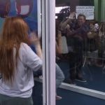 BBB 23: Boninho aparece de surpresa na Casa de Vidro; assista