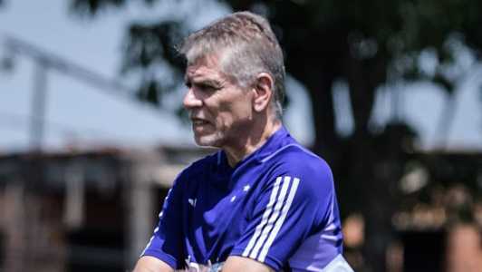 Diretor técnico e treinador do Cruzeiro, Paulo Autuori, durante treino na Toca da Raposa II, em Belo Horizonte