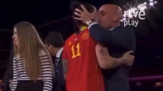 Dirigente beijou jogadora da Espanha durante premiação da Copa