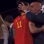 Dirigente que beijou jogadora da Espanha é acusado de assédio por ex-colega
