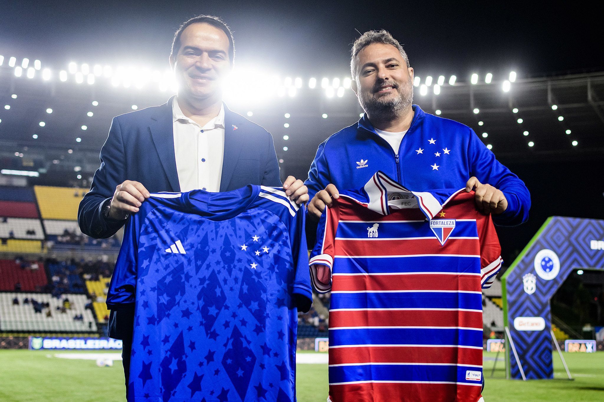 Dirigentes de Cruzeiro e Fortaleza trocam presentes antes de jogo do Brasileirão