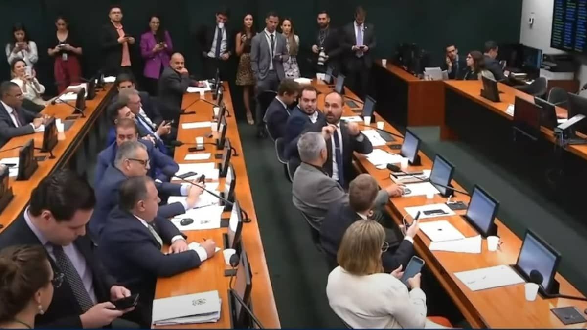 Glauber Braga e Eduardo Bolsonaro batem boca na Câmara: 'já devolveu os colares?'