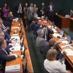 Glauber Braga e Eduardo Bolsonaro batem boca na Câmara: 'já devolveu os colares?'