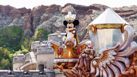 Funcionários celebraram aniversários das empresas na Disney de Tóquio