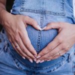 Grávida dispensada de hospital que teve filha no chão de casa será indenizada em Minas