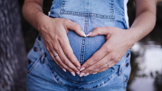 Dispensada pela unidade médica, mulher teve filha no chão da própria casa