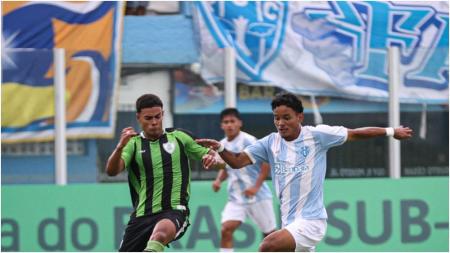 Disputa de bola entre jogadores do América e Paysandu