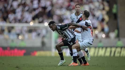 Disputa de bola na partida entre Vasco e Atlético, no Maracanã