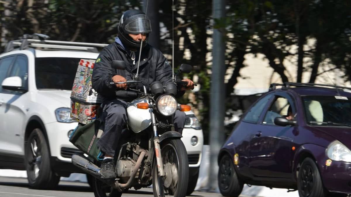 Prefeitura de BH vai distribuir antenas contra cerol para motociclistas; veja onde retirar