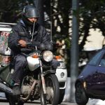 Prefeitura de BH vai distribuir antenas contra cerol para motociclistas; veja onde retirar