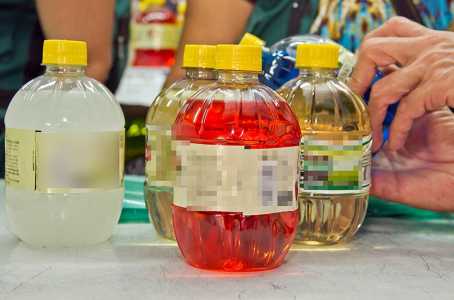 Foto mostra bebidas supostamente adulteradas apreendidas em distribuidora no Centro de Belo Horizonte