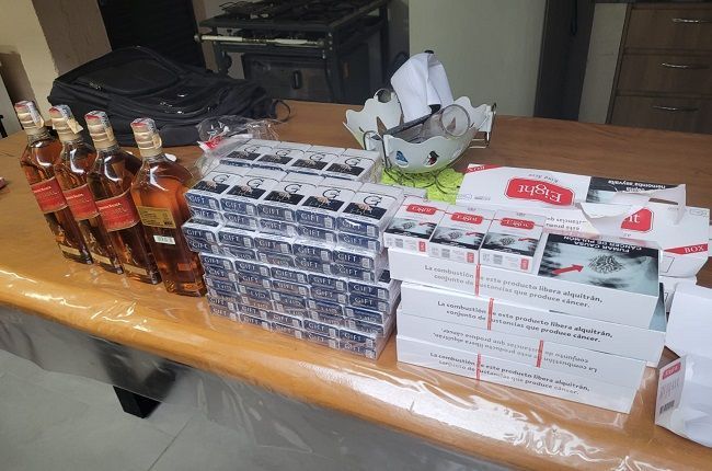 Distribuidoras são interditadas em Uberlândia por vender uísque e cigarros falsificados