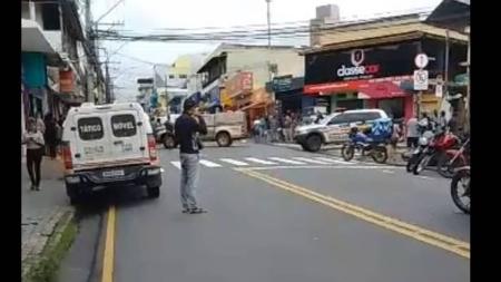 Diversas viaturas da PM foram deslocadas até o local, mas o crime foi descartado