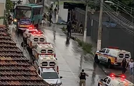 Homem faz mulher refém em ônibus na Grande BH