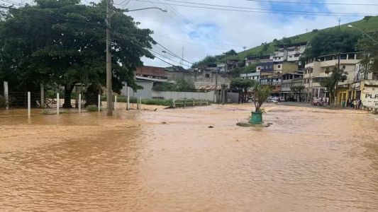Diversos pontos da cidade ficaram alagados por conta das fortes chuvas