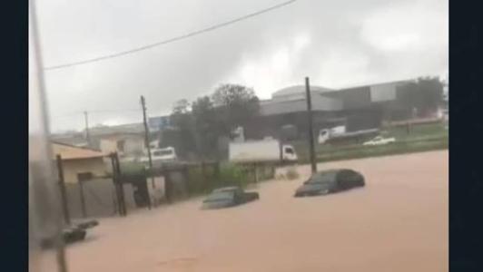 Diversos veículos ficaram submersos em meio a fortes chuvas em Divinópolis