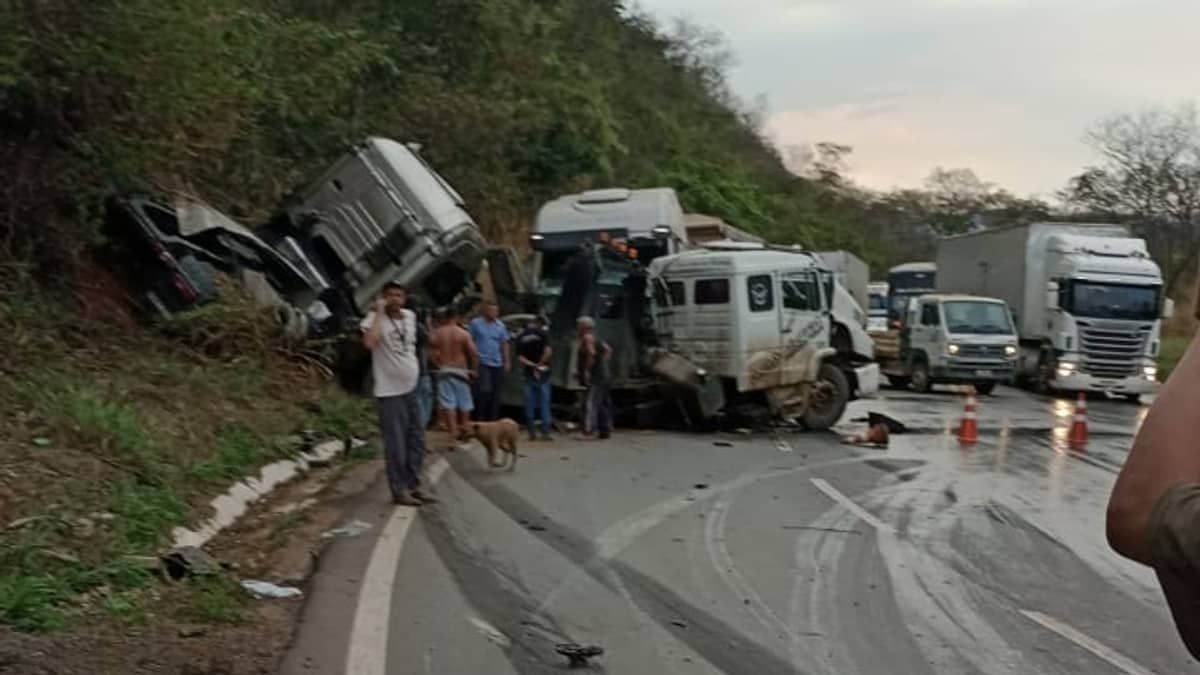 Vídeo: BR-381 é completamente interditada após acidente envolvendo carretas