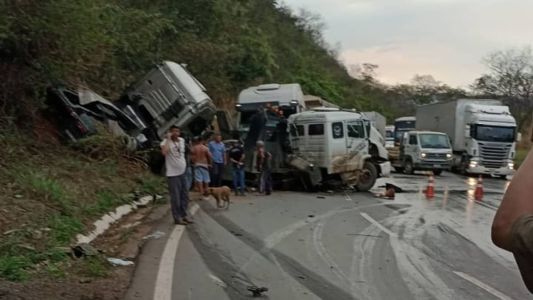 Diversos veículos se envolveram em uma colisão da BR-381