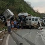 Vídeo: BR-381 é completamente interditada após acidente envolvendo carretas