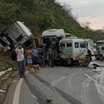 Vídeo: BR-381 é completamente interditada após acidente envolvendo carretas