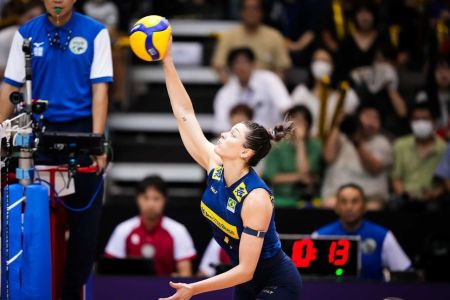 Rosamaria em ação durante partida contra a Bulgária pela Liga das Nações